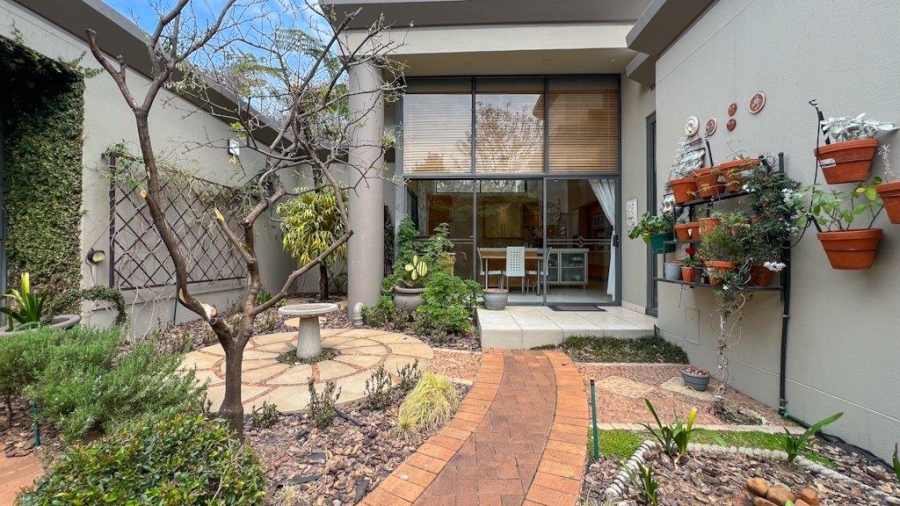 4 Bedroom Property for Sale in Faerie Glen Gauteng