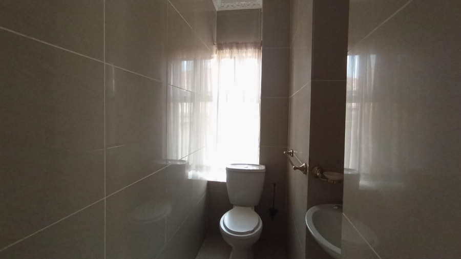 5 Bedroom Property for Sale in Blue Valley Golf Estate Gauteng