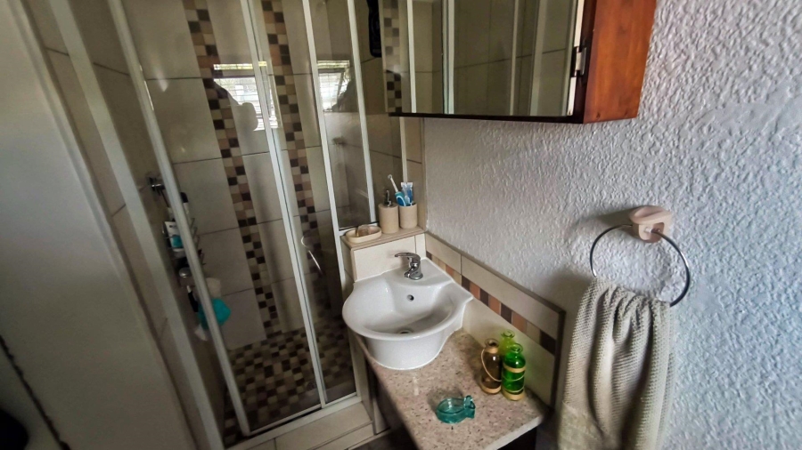 To Let 1 Bedroom Property for Rent in Brackendowns Gauteng