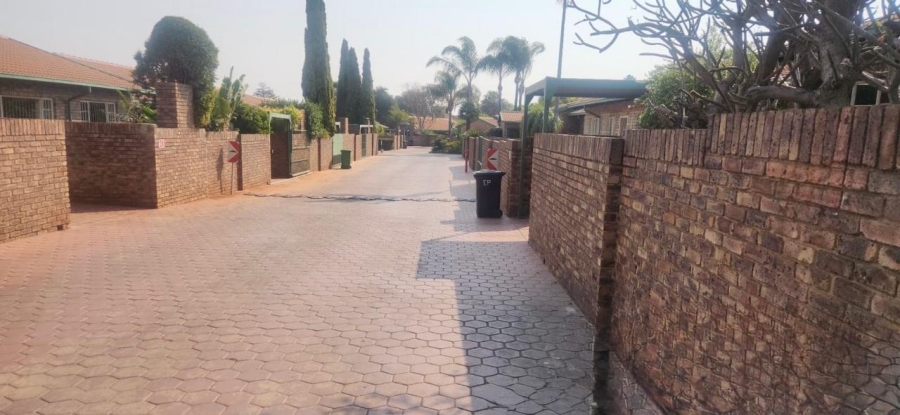 2 Bedroom Property for Sale in Die Hoewes Gauteng