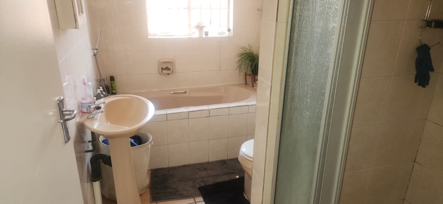 2 Bedroom Property for Sale in Die Hoewes Gauteng