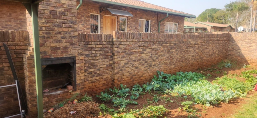 2 Bedroom Property for Sale in Die Hoewes Gauteng