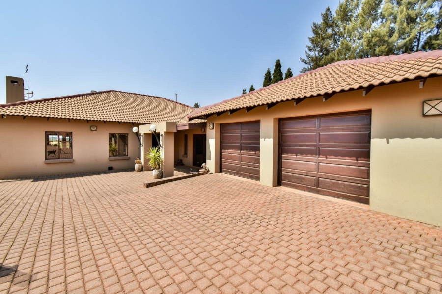 5 Bedroom Property for Sale in Grootfontein Country Estate Gauteng