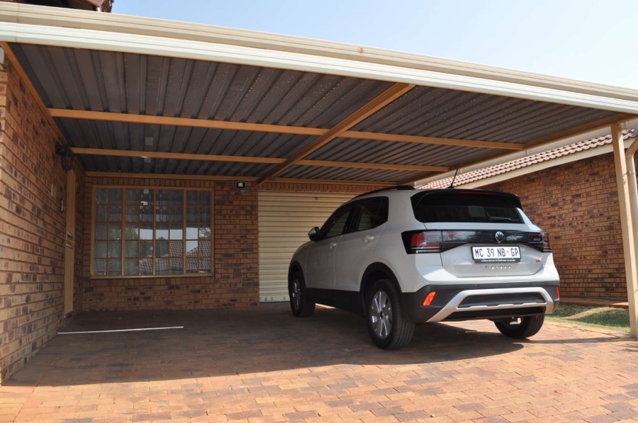 2 Bedroom Property for Sale in Faerie Glen Gauteng