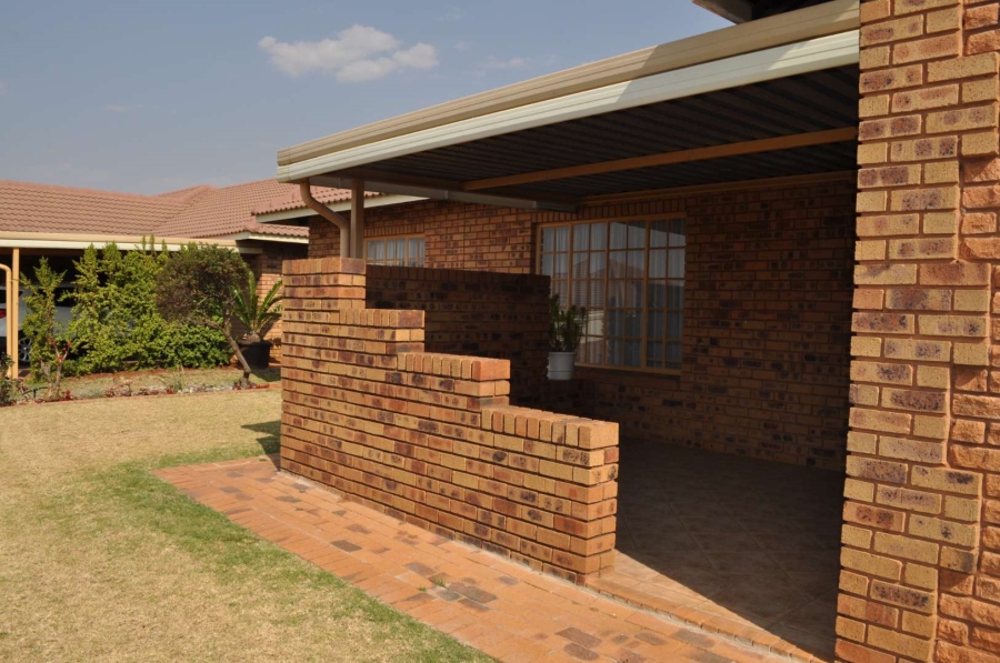 2 Bedroom Property for Sale in Faerie Glen Gauteng