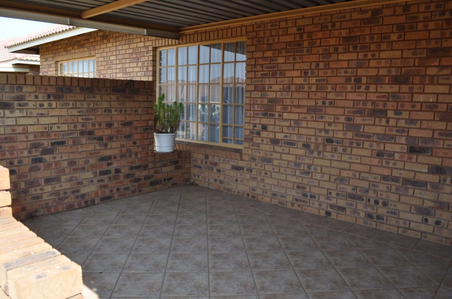 2 Bedroom Property for Sale in Faerie Glen Gauteng