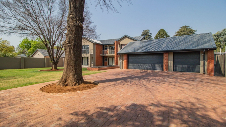 7 Bedroom Property for Sale in Lakefield Gauteng