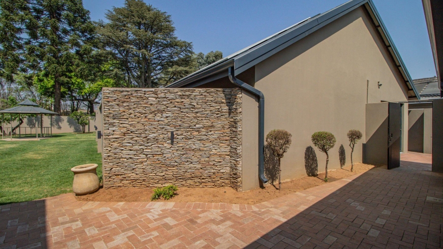 7 Bedroom Property for Sale in Lakefield Gauteng