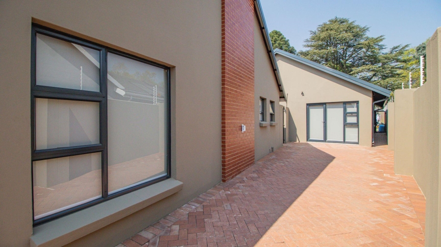 7 Bedroom Property for Sale in Lakefield Gauteng