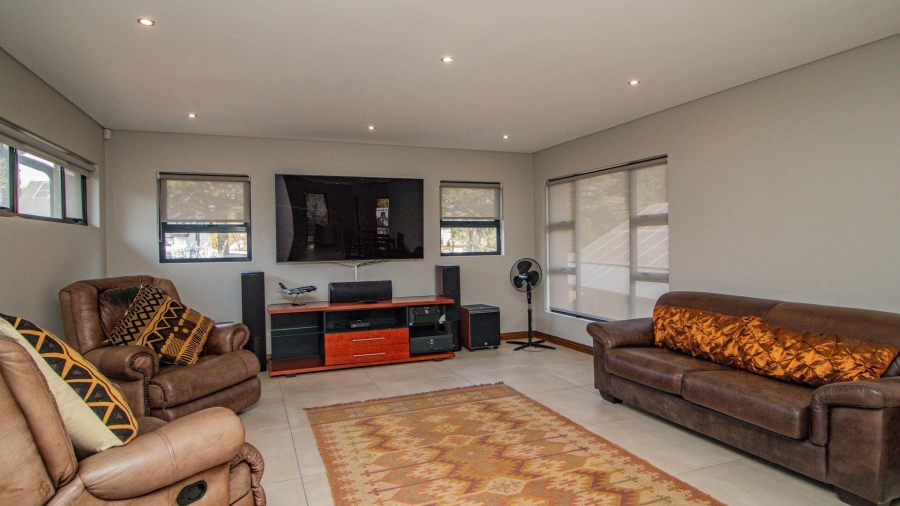 7 Bedroom Property for Sale in Lakefield Gauteng