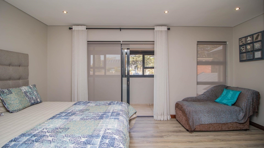 7 Bedroom Property for Sale in Lakefield Gauteng