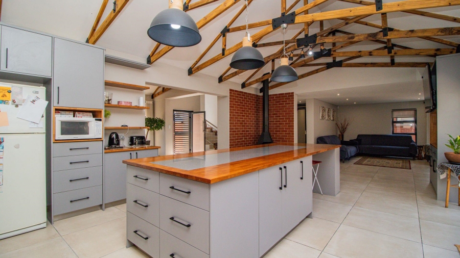 7 Bedroom Property for Sale in Lakefield Gauteng