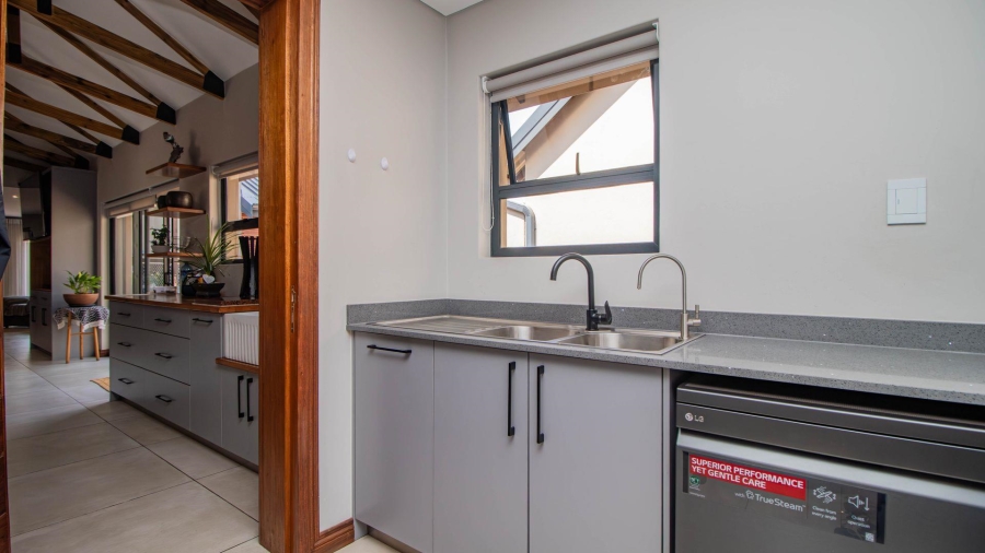 7 Bedroom Property for Sale in Lakefield Gauteng