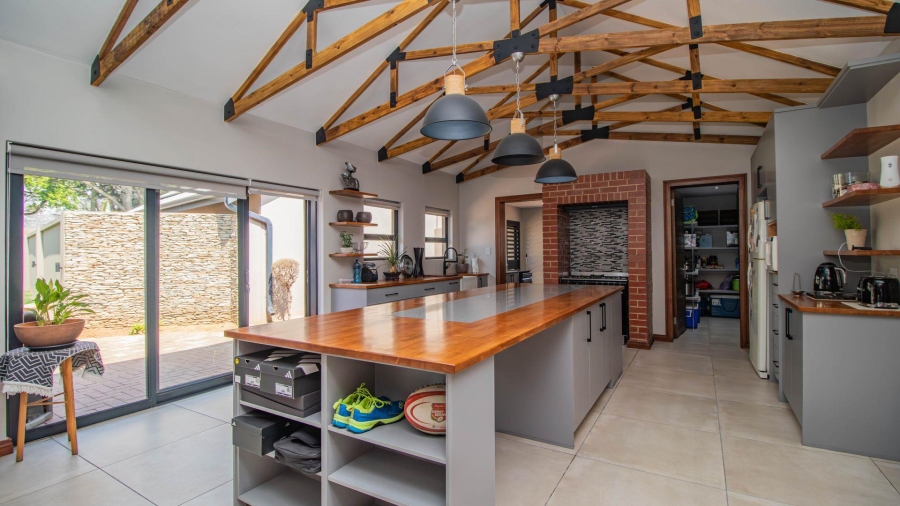 7 Bedroom Property for Sale in Lakefield Gauteng