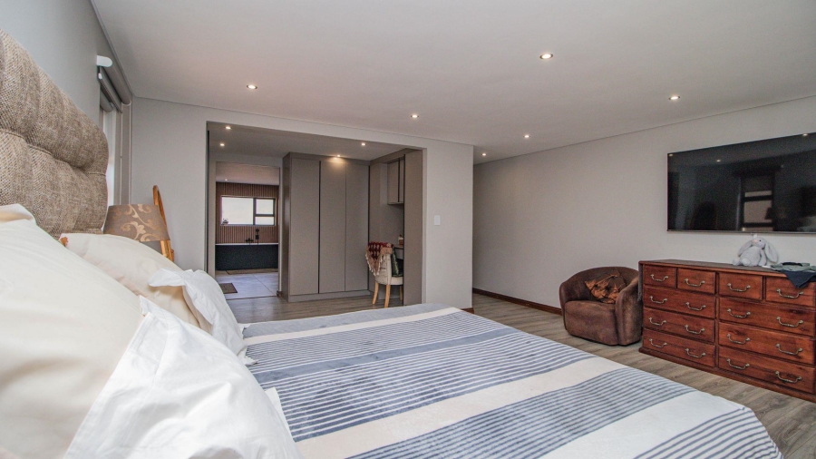 7 Bedroom Property for Sale in Lakefield Gauteng