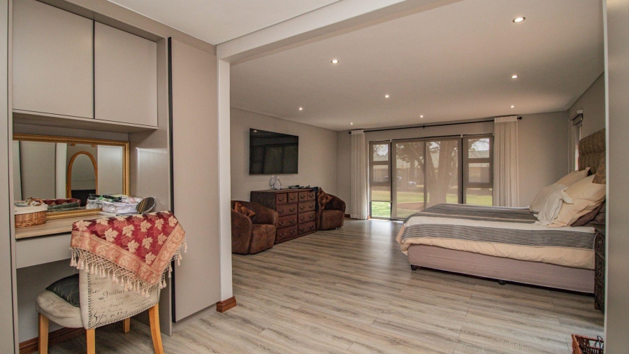 7 Bedroom Property for Sale in Lakefield Gauteng