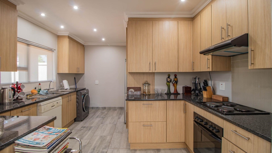 7 Bedroom Property for Sale in Lakefield Gauteng