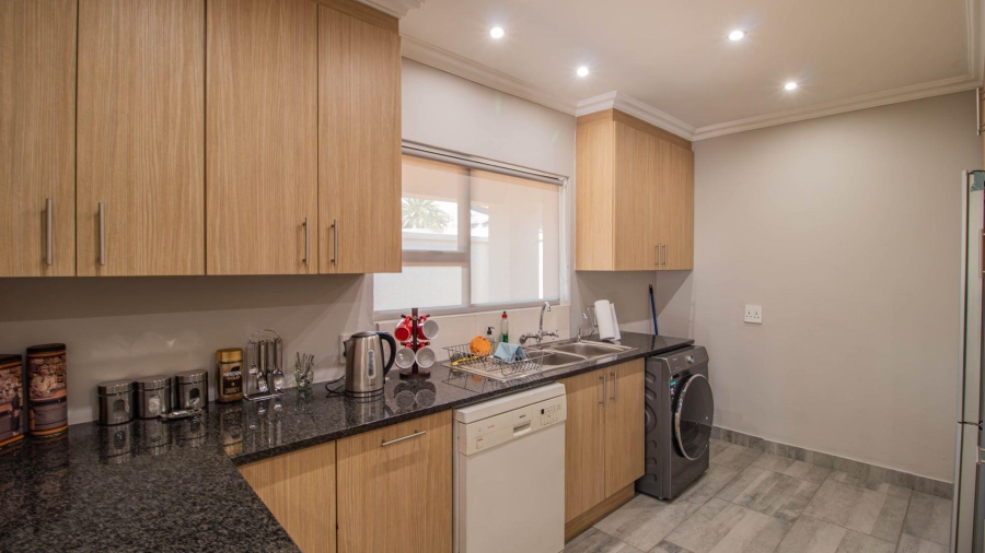 7 Bedroom Property for Sale in Lakefield Gauteng