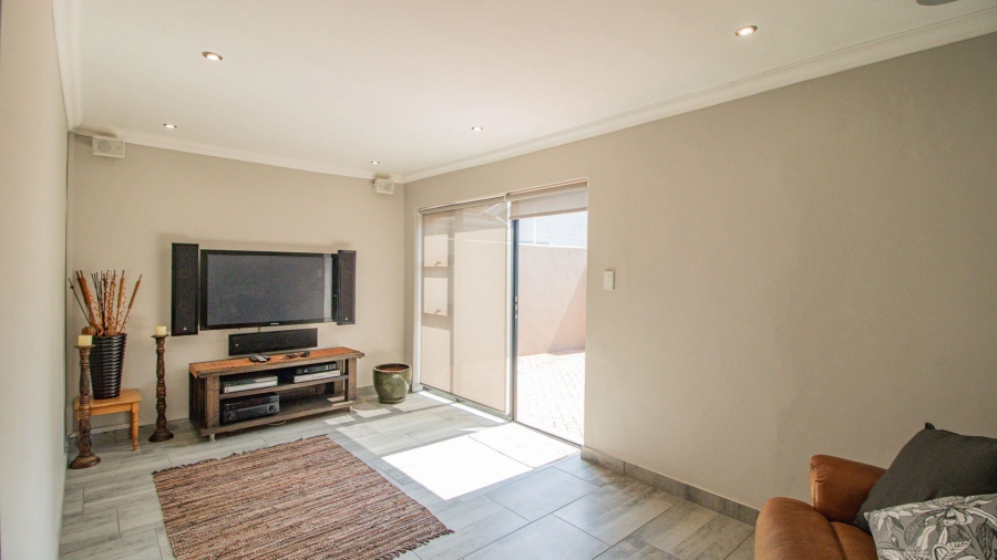 7 Bedroom Property for Sale in Lakefield Gauteng