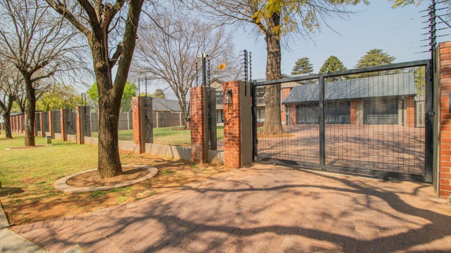 7 Bedroom Property for Sale in Lakefield Gauteng