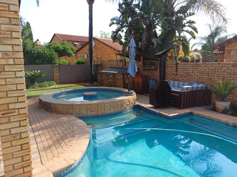 To Let 3 Bedroom Property for Rent in Ruimsig Gauteng