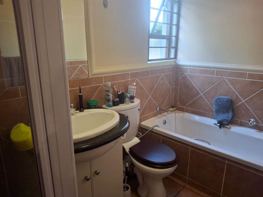 To Let 1 Bedroom Property for Rent in Waverley Gauteng