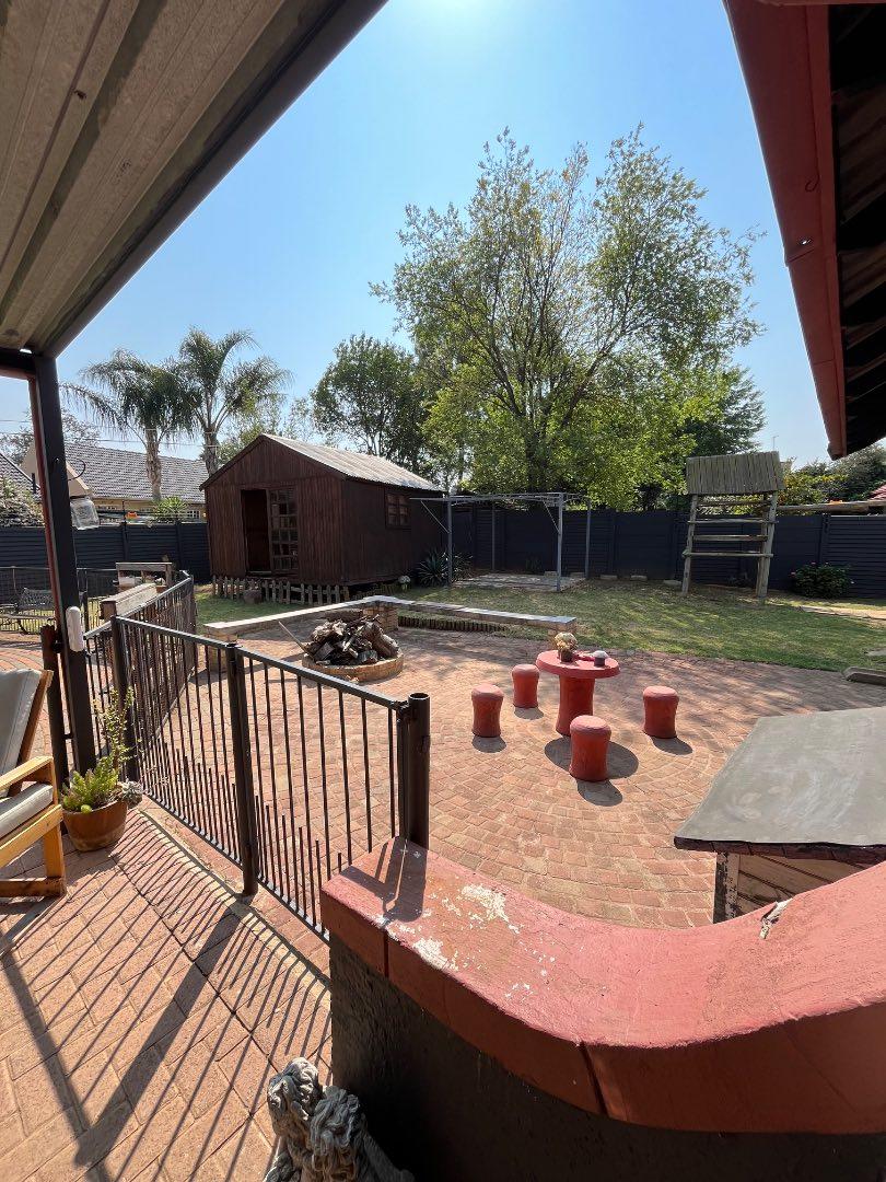 4 Bedroom Property for Sale in Brackendowns Gauteng