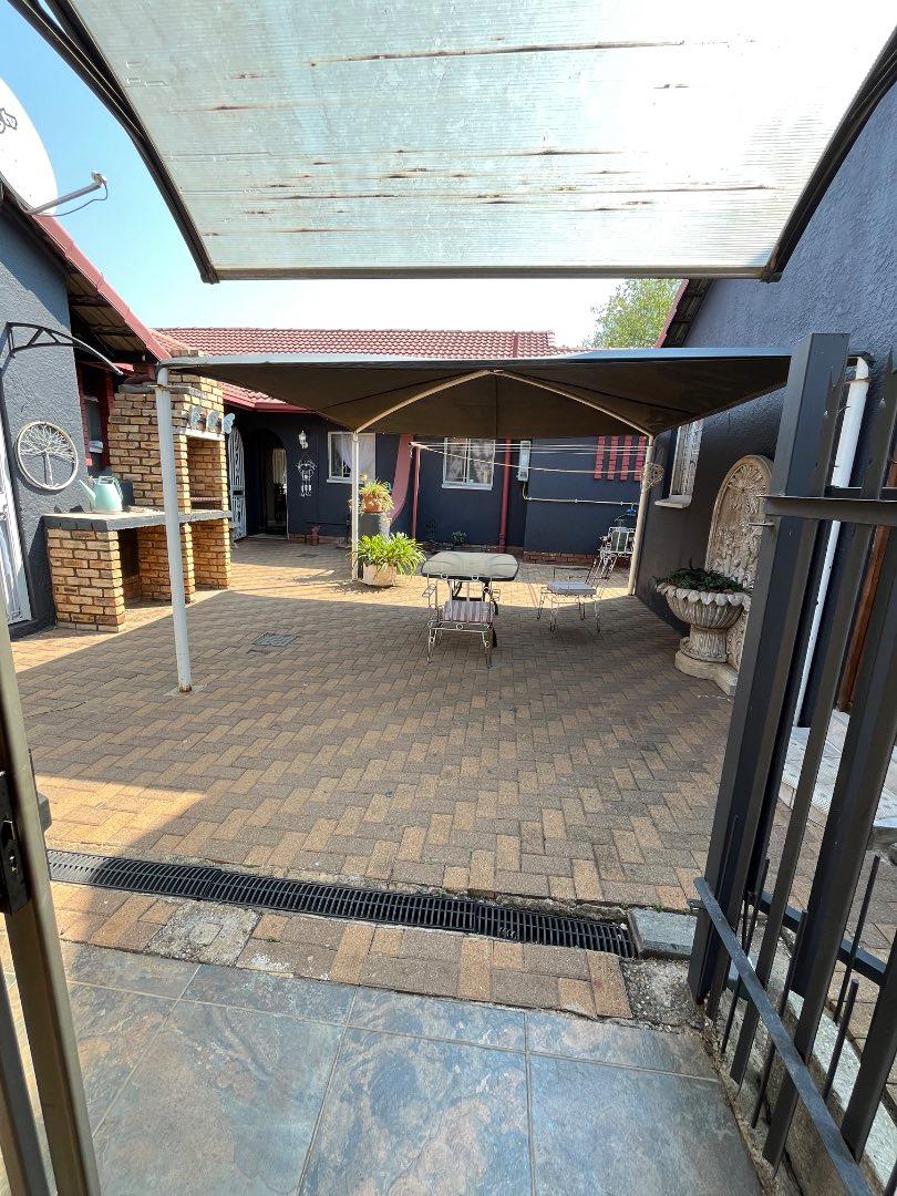 4 Bedroom Property for Sale in Brackendowns Gauteng
