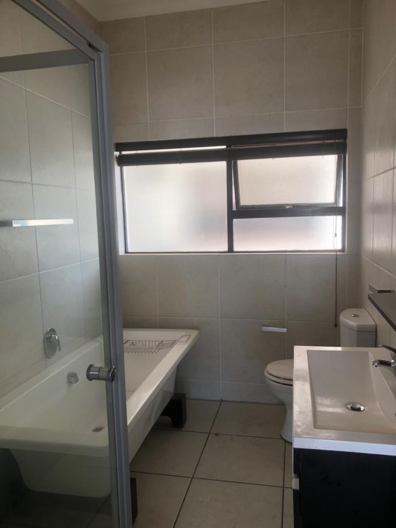 To Let 2 Bedroom Property for Rent in Greenstone Hill Gauteng