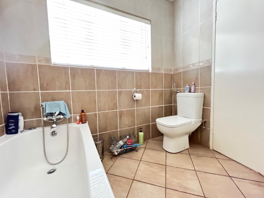 4 Bedroom Property for Sale in Crystal Park Gauteng