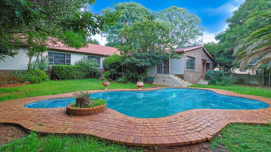 5 Bedroom Property for Sale in Kloofendal Gauteng