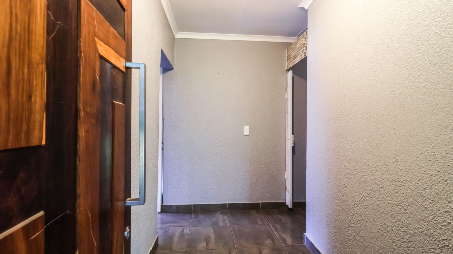 5 Bedroom Property for Sale in Kloofendal Gauteng