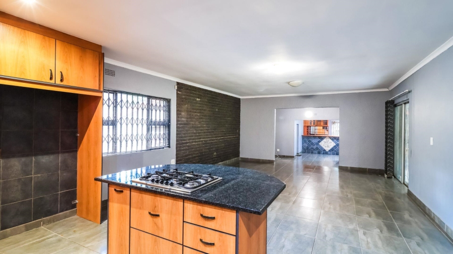 5 Bedroom Property for Sale in Kloofendal Gauteng