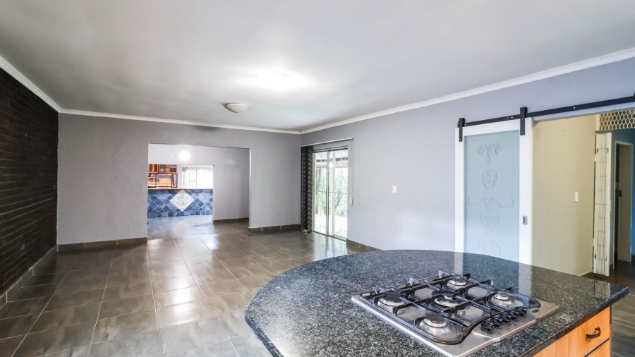 5 Bedroom Property for Sale in Kloofendal Gauteng