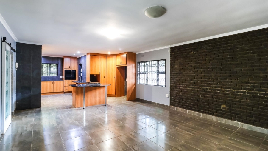 5 Bedroom Property for Sale in Kloofendal Gauteng