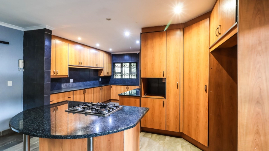 5 Bedroom Property for Sale in Kloofendal Gauteng