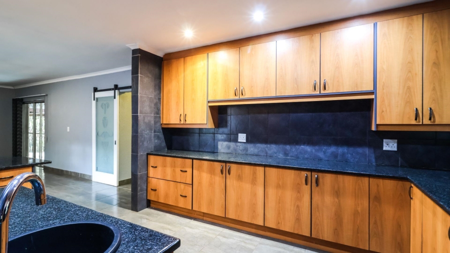 5 Bedroom Property for Sale in Kloofendal Gauteng