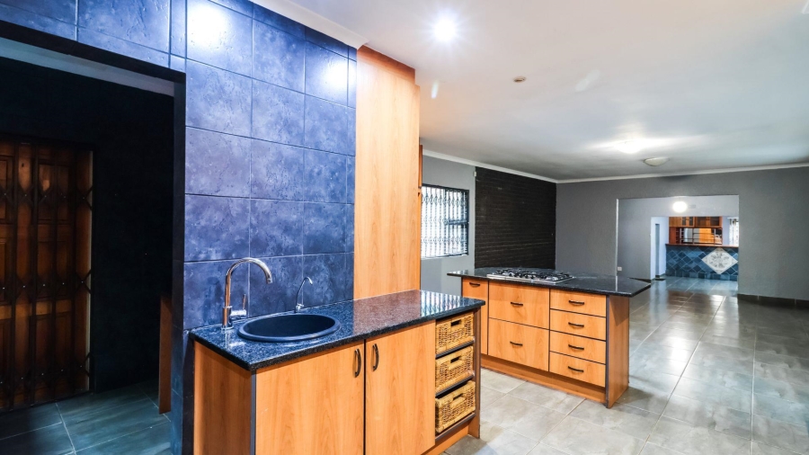 5 Bedroom Property for Sale in Kloofendal Gauteng