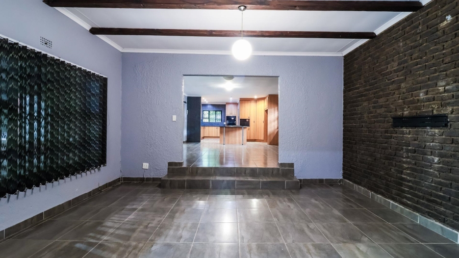 5 Bedroom Property for Sale in Kloofendal Gauteng