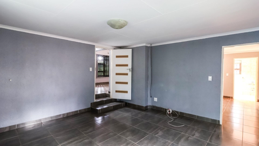 5 Bedroom Property for Sale in Kloofendal Gauteng