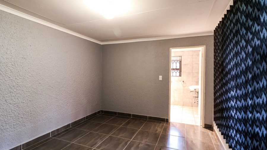 5 Bedroom Property for Sale in Kloofendal Gauteng