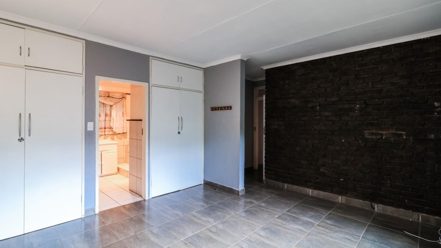 5 Bedroom Property for Sale in Kloofendal Gauteng