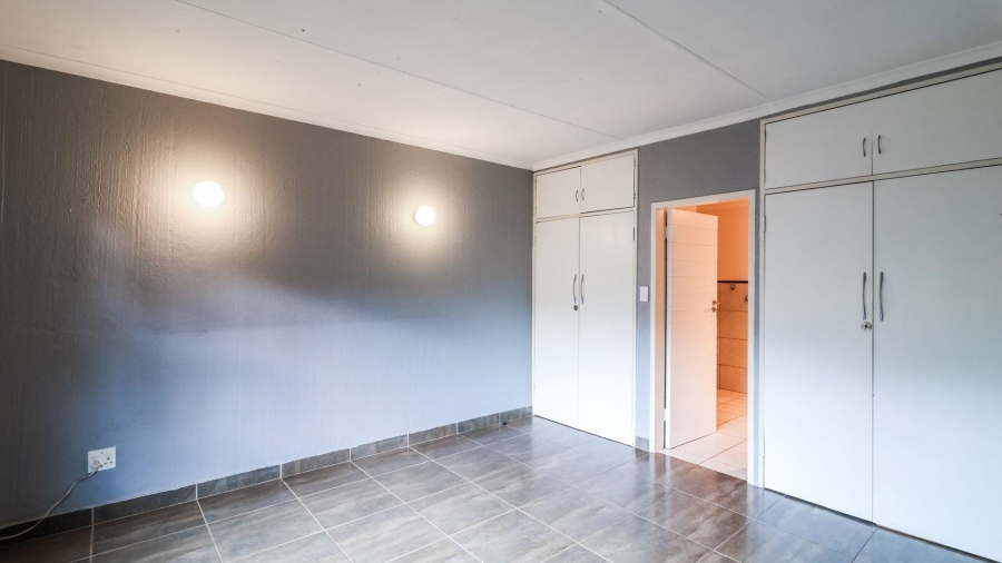 5 Bedroom Property for Sale in Kloofendal Gauteng