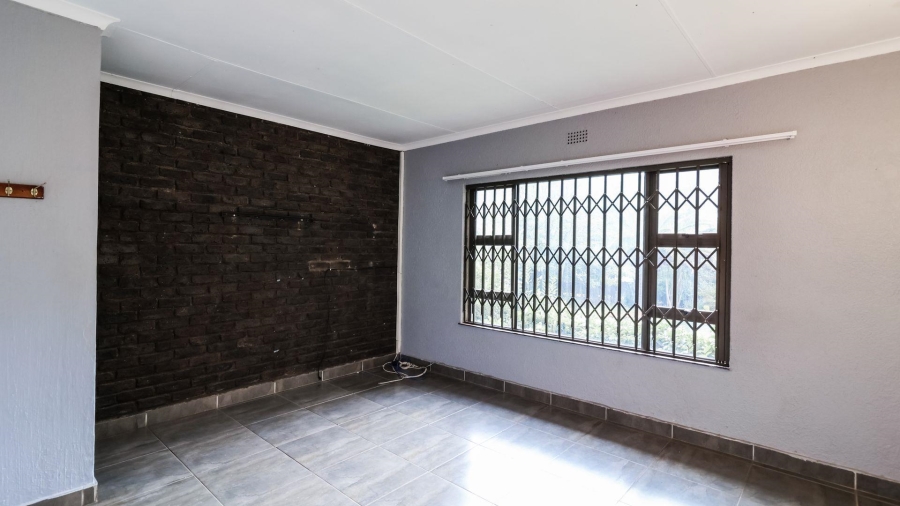 5 Bedroom Property for Sale in Kloofendal Gauteng