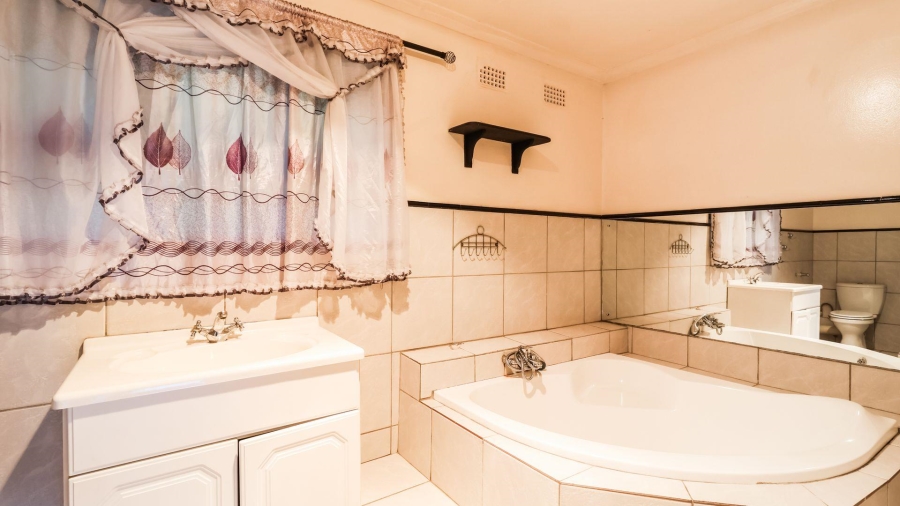 5 Bedroom Property for Sale in Kloofendal Gauteng