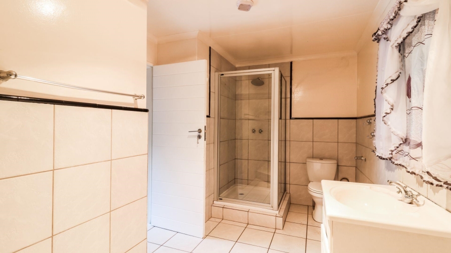 5 Bedroom Property for Sale in Kloofendal Gauteng