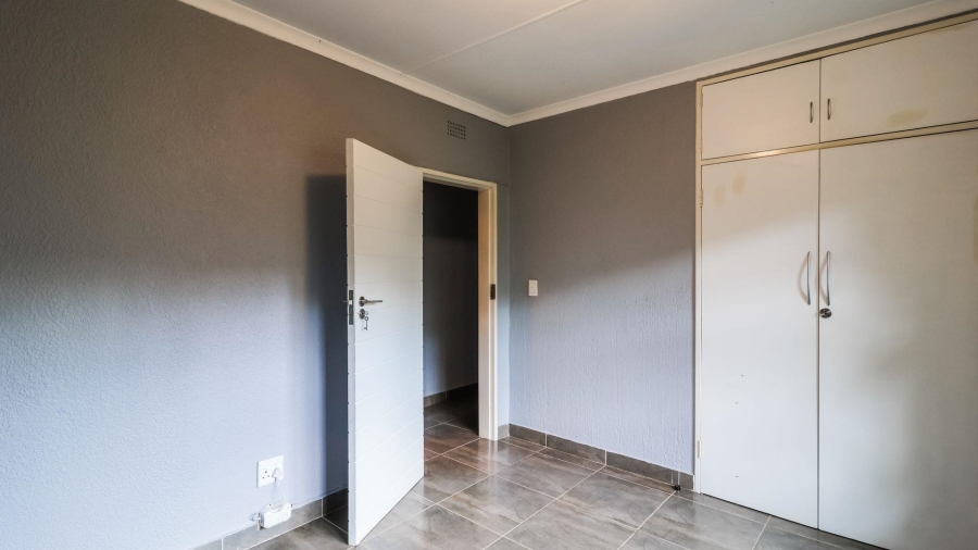 5 Bedroom Property for Sale in Kloofendal Gauteng