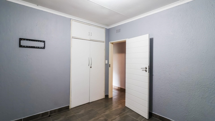 5 Bedroom Property for Sale in Kloofendal Gauteng