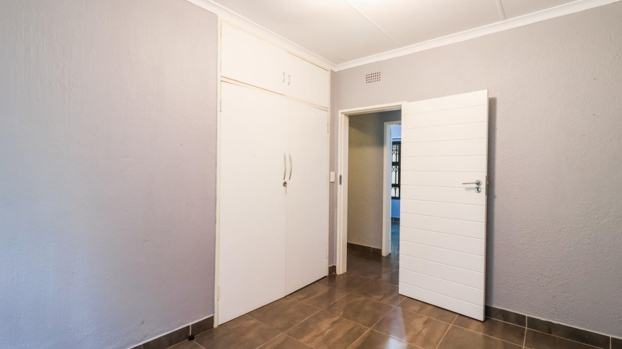 5 Bedroom Property for Sale in Kloofendal Gauteng