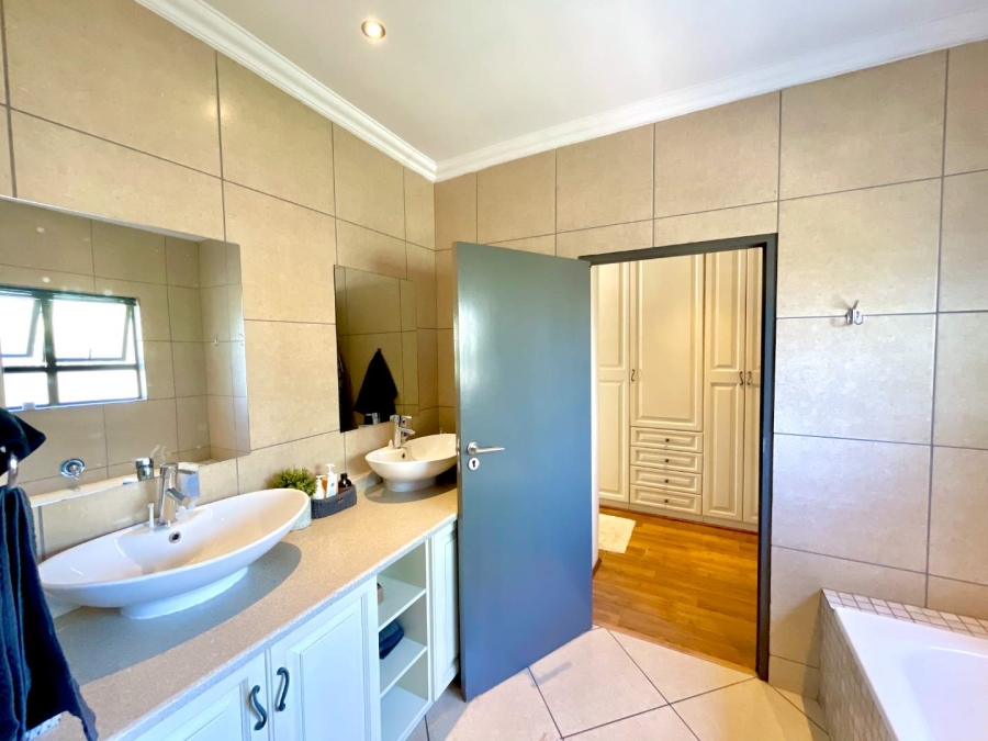 4 Bedroom Property for Sale in Olympus Country Estate Gauteng